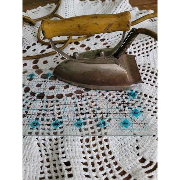 Vintage GOLD SEAL Small Electric "Utility Iron" W/Cord Wood Handle-Untested - Picture 7 of 7